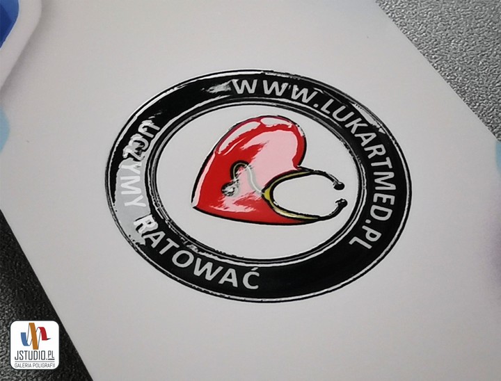 wypukłe logo na wizytówkach
